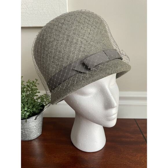 Vintage Ladies Henry Pollack Grey 100% Wool Hat Cloche with Ribbon and Netting - Picture 2 of 7